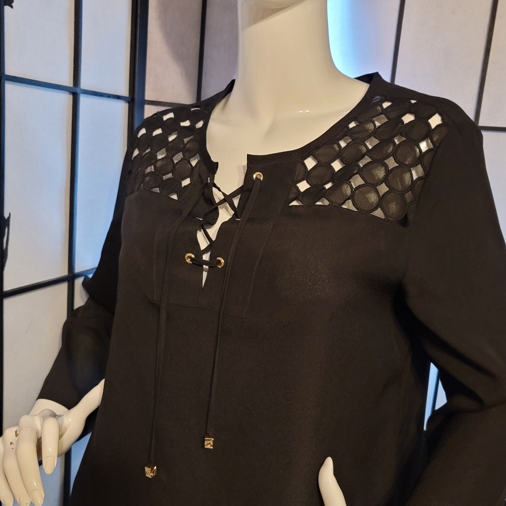 ANNE KLEIN BLACK ELEGANT  LADIES BLOUSE WITH SHEER SHOULDER ART/SIZE MEDIUM - Picture 13 of 13